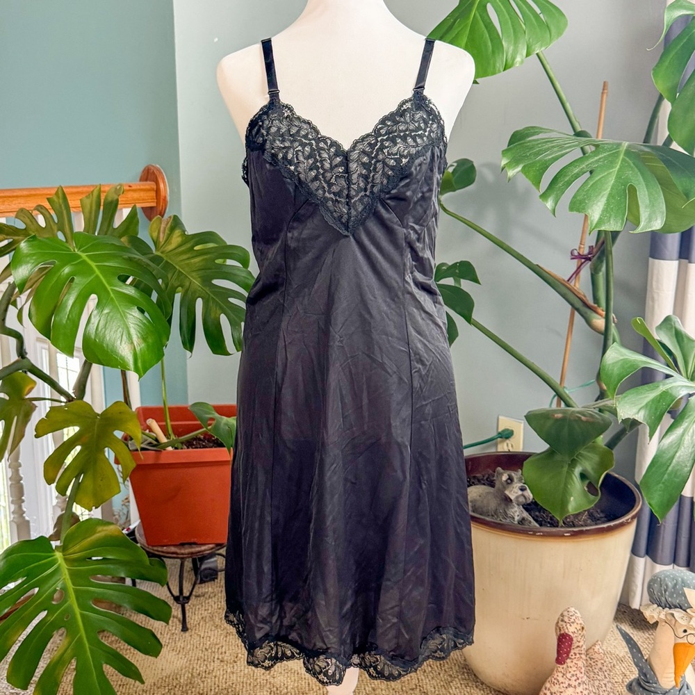 Elegant Black Lace Nightgown Pure Luxury - Picture 2 of 9